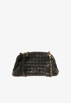 Pochette nera in pelle intrecciata con fibbia dorata e tracolla a catena, con un piccolo logo dorato al centro anteriore.