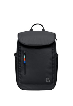 Czarny plecak z klapką na górze, przednia kieszeń na zamek z kolorowymi pętelkami, boczne kieszenie oraz logo "GOT BAG" w dolnym prawym rogu.