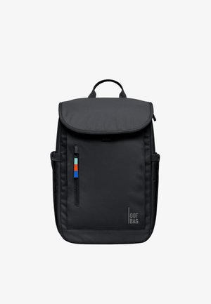 Zwarte rugzak met klep aan de bovenkant, voorzak met ritssluiting en gekleurde tabs, zijvakken en het "GOT BAG"-logo in de rechterbenedenhoek.