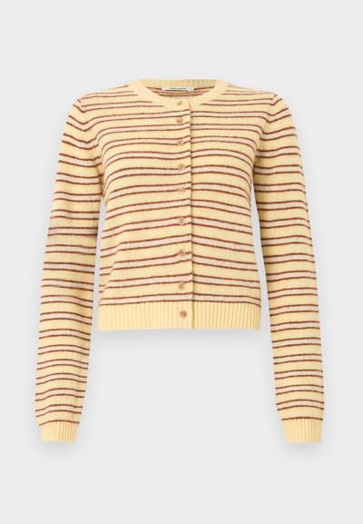 Κίτρινη πλεκτή ζακέτα με μακριά μανίκια, οριζόντιες καφέ ρίγες, στρογγυλή λαιμόκοψη, κουμπωτό μπροστινό μέρος και ριμπ μανσέτες και τελείωμα.