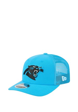 Casquette bleue avec dos en mesh, ornée d'un logo de panthère noire brodé à l'avant, visière unie et marquage New Era sur le côté.