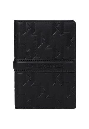 Mustast nahast rahakott, millel on reljeefne geomeetriline muster, elastne rihm ja prinditud logo esiküljel. Kompaktne ristkülikukujuline põhi.