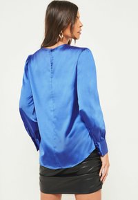 Lipsy SHOULDER BUTTON DETAIL LONG SLEEVE REGULAR FIT
 - Blúzka - blue