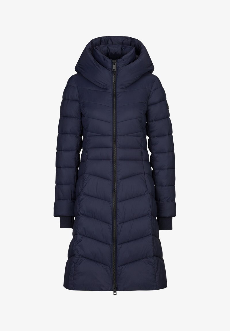 Marineblauwe pufferjas met een hoge kraag en volledige ritssluiting, voorzien van chevronstiksels en ribgebreide manchetten voor extra warmte.