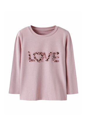 T-shirt a maniche lunghe rosa realizzato in cotone morbido. Presenta il testo in rilievo "LOVE" con una texture arricciata, scollo rotondo e orlo dritto.