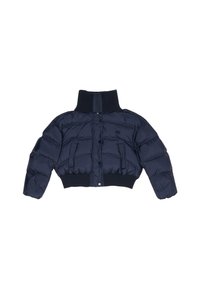 Granatowa, krótka kurtka puchowa z prążkowanym wysokim kołnierzem, dużymi przeszywanymi panelami, zapięciem na zatrzaski oraz prążkowanymi ściągaczami na dole.