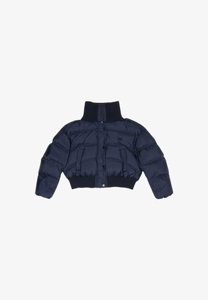 Granatowa, krótka kurtka puchowa z prążkowanym wysokim kołnierzem, dużymi przeszywanymi panelami, zapięciem na zatrzaski oraz prążkowanymi ściągaczami na dole.