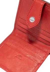 Portefeuille en cuir rouge avec une finition texturée, comportant des emplacements pour cartes, une fermeture à pression en métal et un détail en relief du symbole sans fil.