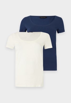 Twee korte mouwen shirts met een ronde hals, één wit aan de voorkant en één donkerblauw daarachter, platgelegd op een lichte achtergrond.