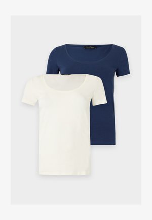 Twee korte mouwen shirts met een ronde hals, één wit aan de voorkant en één donkerblauw daarachter, platgelegd op een lichte achtergrond.