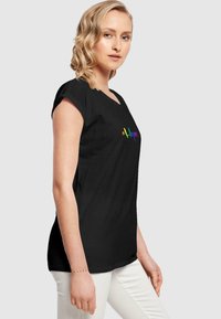 Merchcode HOPE RAINBOW EXTENDED SHOULDER  - T-shirts med print - black