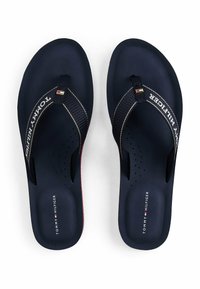 Infradito blu navy con suola in gomma, cinturino in tessuto con il marchio "TOMMY HILFIGER" e piccoli accenti del logo. Plantare perforato per una migliore traspirabilità.