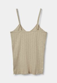 Bež ribani top s tankim naramenicama, s ravnim dekolteom i sirovim rubom. Materijal ima mekanu teksturu s suptilnim prugama.