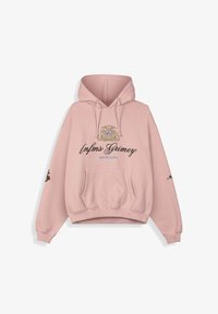 Sudadera con capucha de color rosa claro con bolsillo frontal tipo canguro, cordones y texto "Infms Grimey MVD City" con emblema de escudo en el pecho y pequeño bordado en las mangas.