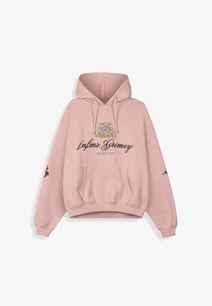 Sudadera con capucha de color rosa claro con bolsillo frontal tipo canguro, cordones y texto "Infms Grimey MVD City" con emblema de escudo en el pecho y pequeño bordado en las mangas.