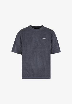 Ciemnoszary prążkowany sweter z krótkim rękawem, okrągłym dekoltem i małym białym logo "PEGADOR" na lewej piersi.