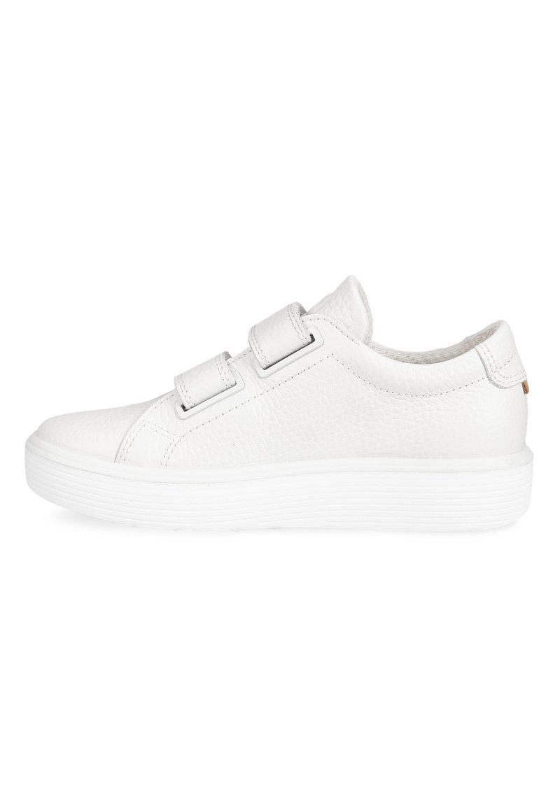 Sneaker bianco in pelle con superiore testurizzato, due cinturini regolabili in Velcro e suola piatta in gomma. Design minimalista senza motivi visibili.