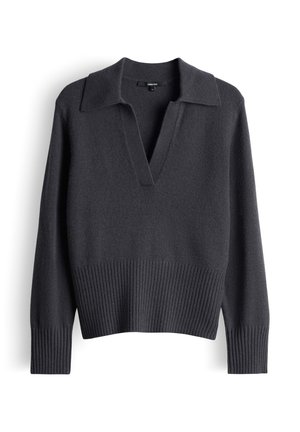 Donkergrijze trui, zachte gebreide stof, V-hals met een brede kraag, geribbelde zoom en manchetten, casual pasvorm, textuureffect.