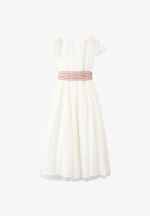 Robe blanche jusqu'au sol avec des manches courtes bouffantes et une large ceinture plissée rose.