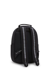 Schwarzer Rucksack mit gepolstertem Rücken, zwei grauen Streifen an den Riemen, einem oberen Griff, Seitentaschen und einer glatten Stofftextur.