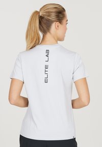 ELITE LAB T-shirt med print - micro chip