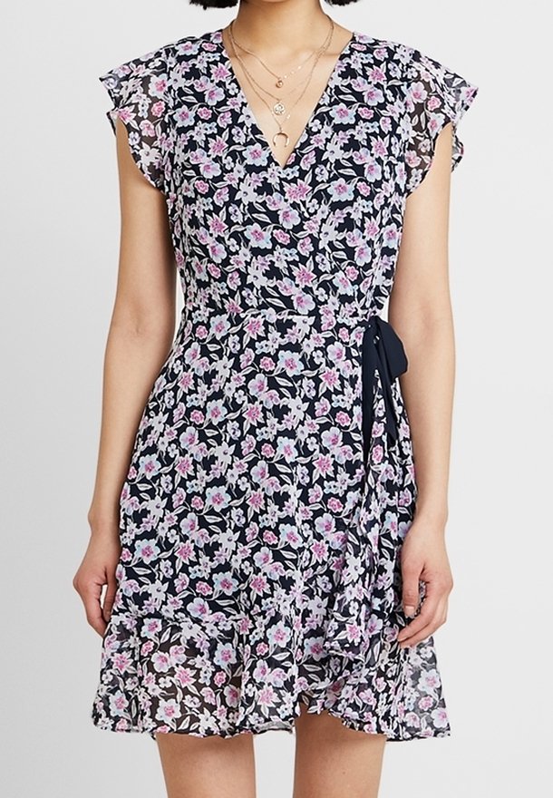 Kukkakirjallinen rasku, jossa on tummansininen tausta vaaleanpunaisilla ja valkoisilla kukilla, lyhyet röyhelöhihaiset hihat ja vyötäröllä solmittava vyö. Kevyt ja valuva kangas.