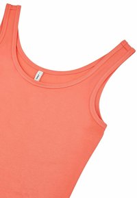 Koraalkleurig hempje van zacht katoen, met een ronde hals en brede schouderbanden, en een gladde, licht rekbare textuur.