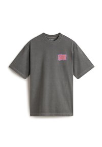 Camiseta de algodón gris con mangas cortas, cuello redondo y un logo "VANS" en color púrpura-rosa impreso en la parte izquierda del pecho. Diseño sencillo, ajuste casual.