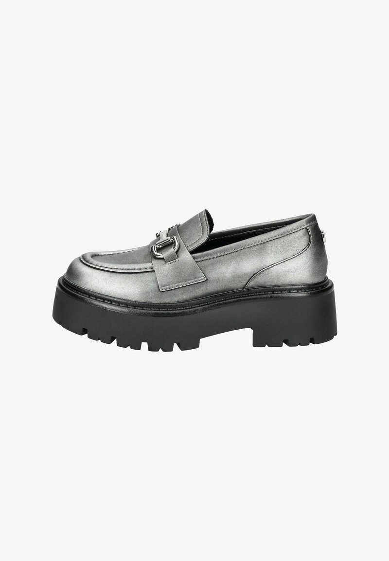 Mocassins argent métallisé avec une semelle noire épaisse, dotés d'une lanière décorative avec boucle, d'une texture lisse et de détails de coutures contrastantes.