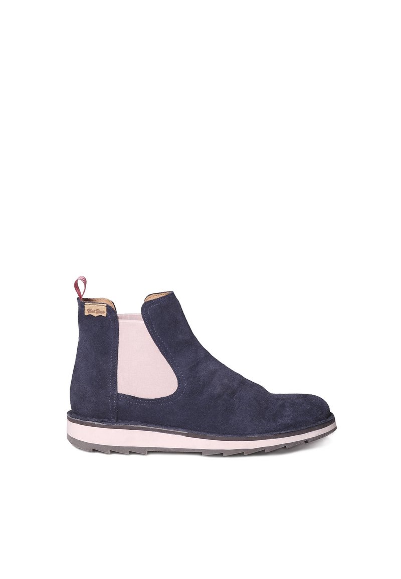 Stivaletto alla caviglia in suede blu navy con pannelli laterali elasticizzati, dettagli in pelle marrone e suola in gomma leggera. Presenta una linguetta sul tallone.