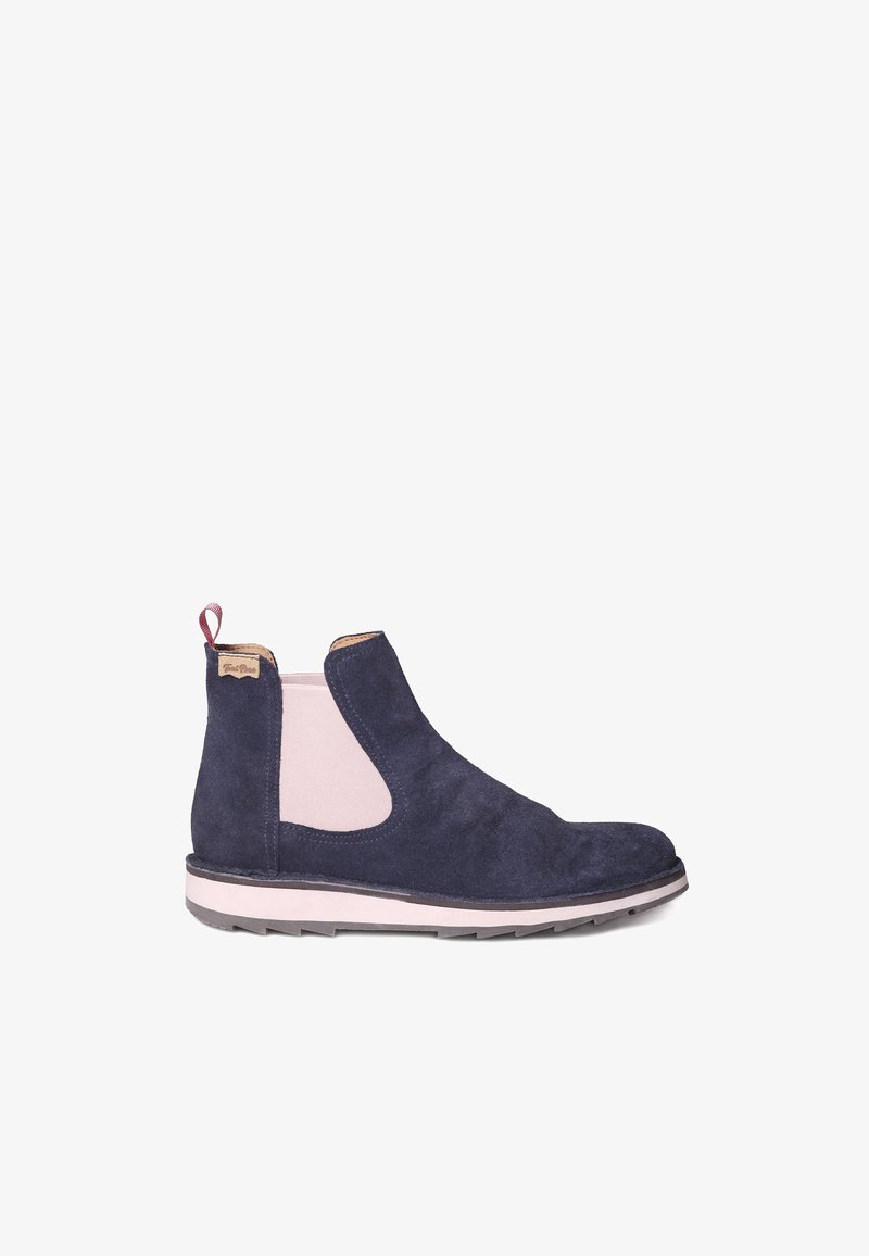 Stivaletto alla caviglia in suede blu navy con pannelli laterali elasticizzati, dettagli in pelle marrone e suola in gomma leggera. Presenta una linguetta sul tallone.