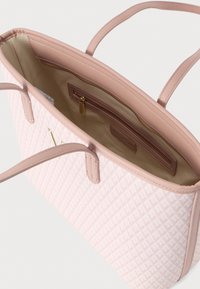 Borsa shopper rosa con motivo a diamante, doppi manici, interno beige e tasca interna con zip e tiretto dorato.