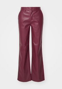 Pantalons évasés en cuir bordeaux avec une finition lisse, dotés de poches avant et d'une taille classique. Taillés pour une silhouette ajustée.