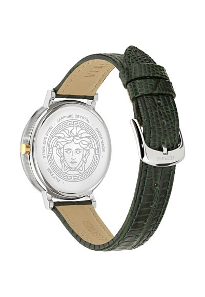 Dos de montre en argent avec logo tête de Méduse gravé, bracelet en cuir vert texturé et boucle en acier inoxydable gravée Versace.