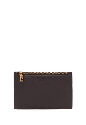 Dunkelbraune Lederpouch mit goldenem Reißverschluss und geprägtem "Liebeskind Berlin"-Logo in der Mitte der Vorderseite.