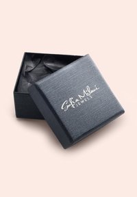 Scatola per gioielli nera con texture, dotata di un coperchio e con il logo argento "Sofia Milani JEWELS" sulla parte frontale, foderata interna di carta velina nera.