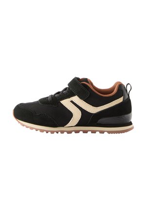 Schwarz-brauner Sportschuh mit einem Obermaterial aus Stoff, Wildlederakzenten, einem Klettverschluss und einer strukturierten Gummisohle. Auffälliges seitliches Logo.