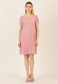 Rosa plissiertes Kleid mit kurzen Puffärmeln, rundem Ausschnitt und fließender Silhouette. Bietet einen leichten Stoff und einen knielangen Schnitt.