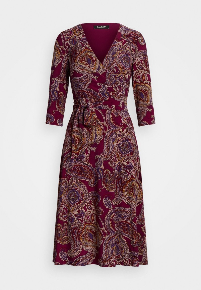 Robe portefeuille bordeaux à manches trois-quarts, ornée d'un motif paisley en or, violet et orange, avec un détail de taille nouée.