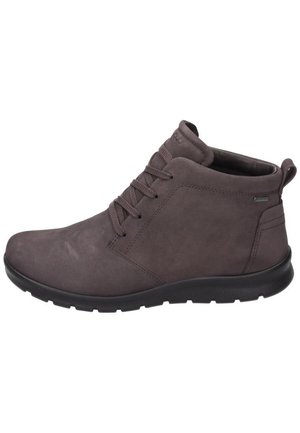 Botas de tobillo de ante marrón con superficie texturizada, punta redonda y diseño con cordones. Cuentan con una suela de goma negra y un collar acolchado para mayor comodidad.