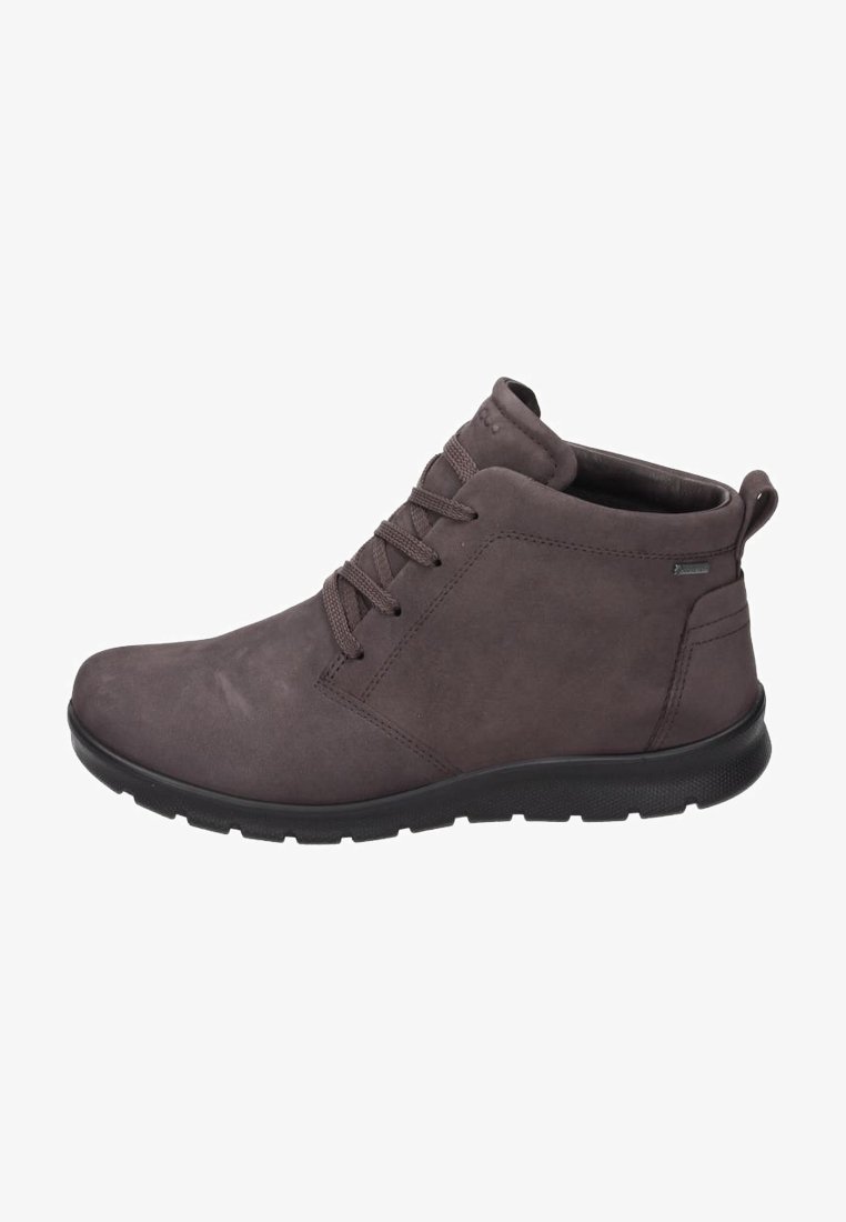 Stivaletti alla caviglia in suede marrone con superficie testurizzata, punta tonda e design con lacci. Presentano una suola in gomma nera e un colletto imbottito per il comfort.