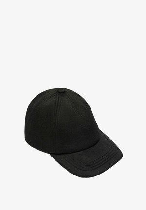 Sort kasket lavet af blødt stof med en buet skygge, rund krone og syningsdetaljer. Har en knap på toppen for designkontinuitet.