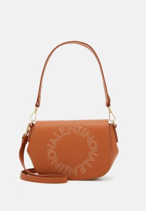 Sac à main en simili cuir marron avec un design arrondi, détail de logo clouté, bandoulière réglable et accents en métal doré.
