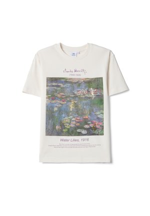 Crèmekleurig T-shirt met Claude Monets schilderij "Waterlelies", met daaronder de naam van de kunstenaar, zijn levensjaren, de titel en het jaartal gedrukt.