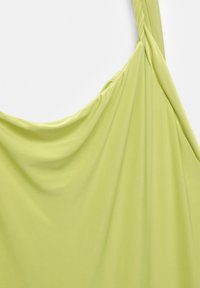 Robe sans manches vert clair en tissu doux et extensible ; dotée d'un décolleté drapé et d'un détail froncé sur une épaule.