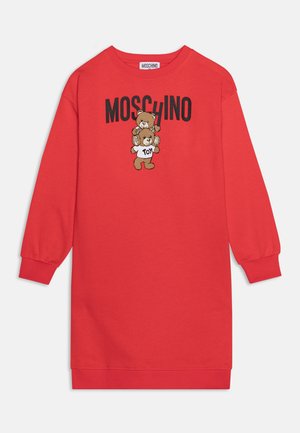 Robe longue rouge à manches longues avec poignets et ourlet côtelés, ornée de deux ours en peluche et du texte « MOSCHINO » au-dessus.