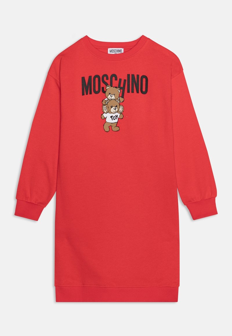 Robe longue rouge à manches longues avec poignets et ourlet côtelés, ornée de deux ours en peluche et du texte « MOSCHINO » au-dessus.