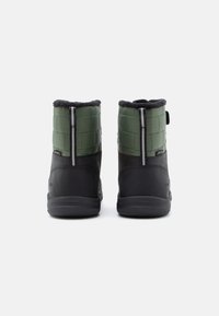 Crne zimske čizme s zelenim preklopnim gornjim dijelom, teksturiranim ovratnikom i glatkim potplatom. Sadrže stražnji povlačnik i vertikalni šav.