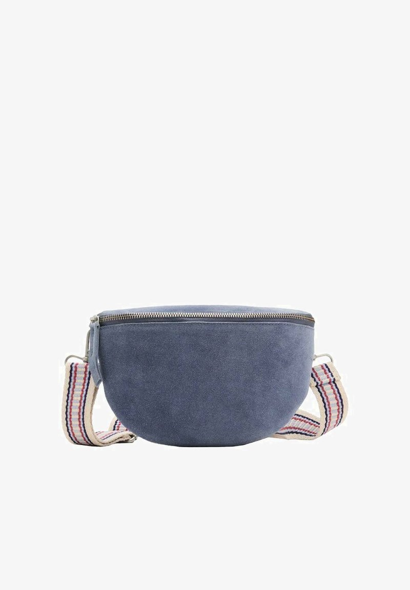 Borsa circolare in suede blu con chiusura a zip e una tracolla in tela a righe. Texture liscia e design minimalista.