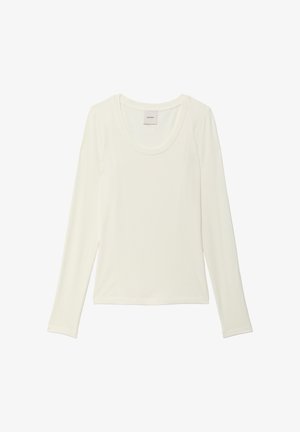 Haut blanc à manches longues avec un col rond côtelé, portant une étiquette Calvin Klein à l'intérieur du col, présenté sur un fond blanc uni.